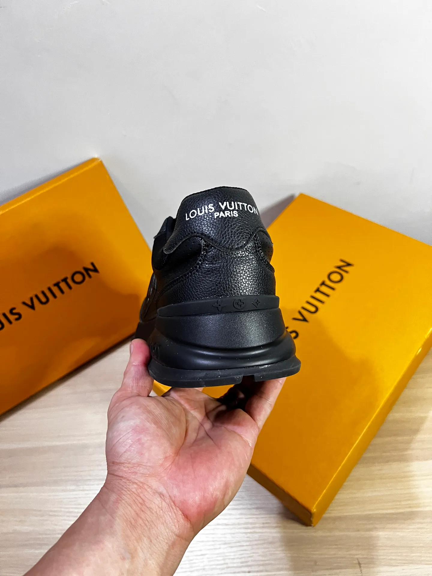 Factory price: 438💰LV men's classic casual sneakers. This sneaker is made of soft cow leather and has a classic logo. The classic logo shapes the elegant upper. The thick yet lightweight rubber outsole is embossed with the Louis Vuitton logo. The padded insole and technical lining once again upgrade the comfort experience. The calfskin lining imported from Italy is high-end and comfortable, and the original outsole is light and wear-resistant! Purely handmade, details determine quality! Size: 38-45, customized 45
